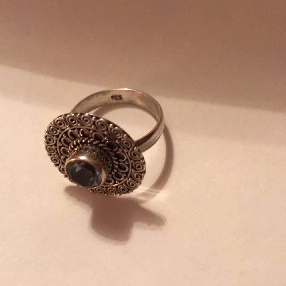 Handcrafted silver and blue topaz statement ring - Picture 3 of 4